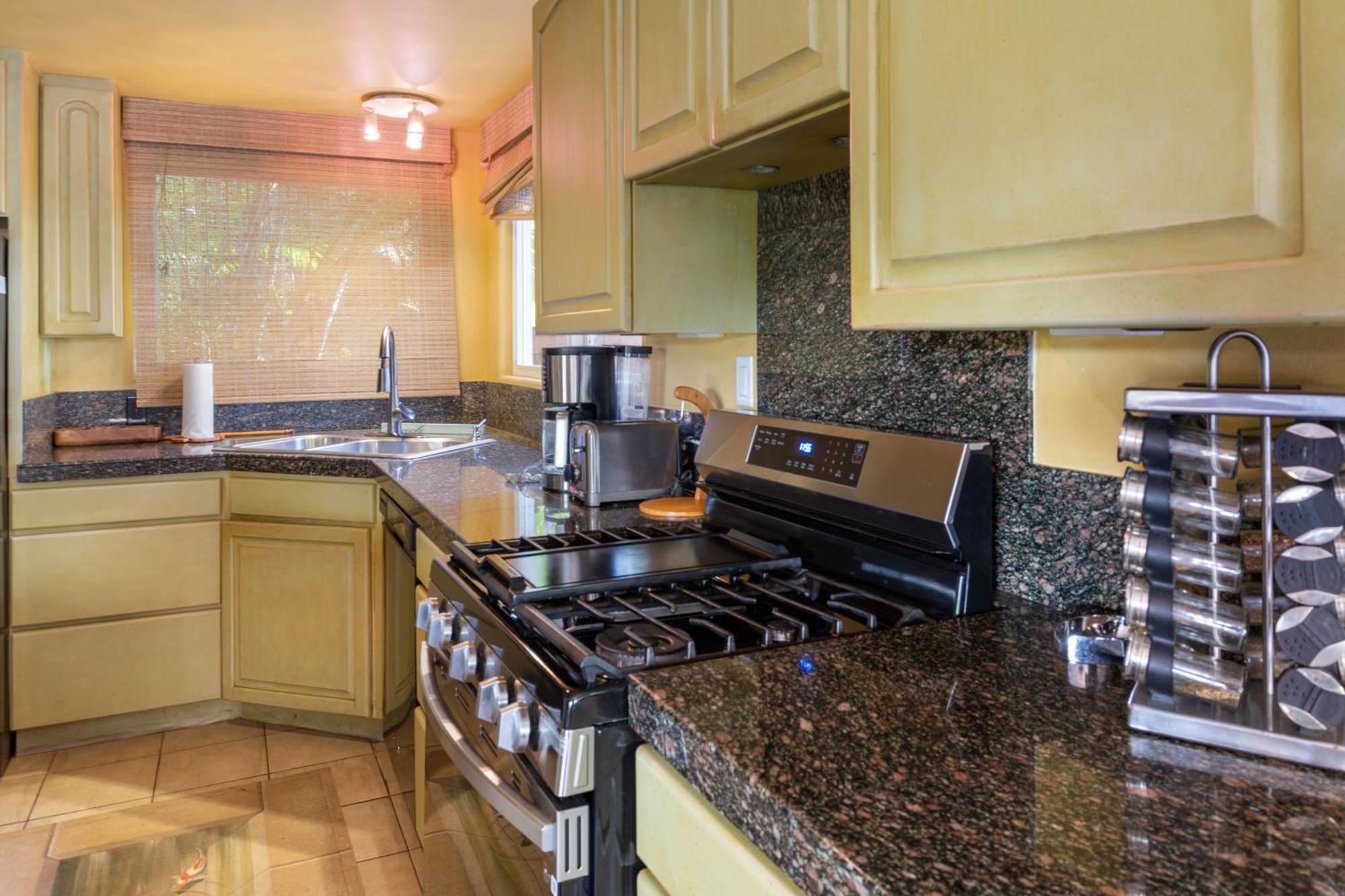 Plumeria Suite, 2-Bedrooms, Sleeps 6, Pool & Bbq, Pre-Renovation Summer Sale Kihei Exterior foto
